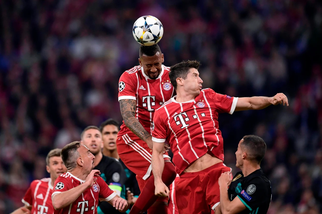 Główkuje Jerome Boateng