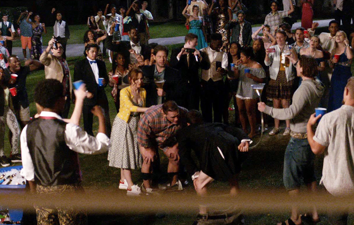 Szczytem humoru w "Strażnikach cnoty" jest scena picia piwa... przez odbyt 