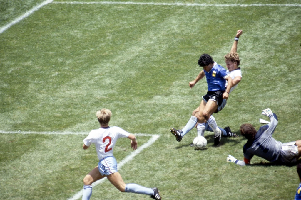 Diego Maradona strzela najbardziej spektakularnego gola w historii mundialu Diego Maradona strzela najbardziej spektakularnego gola w historii mundialu