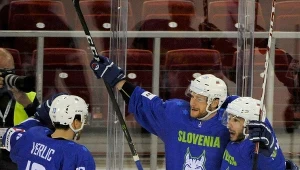 Hokeiści Słowenii: Miha Verlić, Jan Urbas i Bostjan Goliczić 
