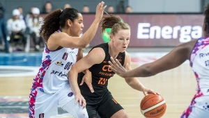 Koszykarka Artego Bydgoszcz Jennifer O'Neill (L) i Weronika Gajda (P) z CCC Polkowice