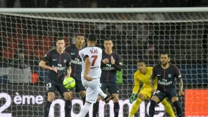 Pomocnik Guingamp Ludovic Blas strzela gola w meczu z PSG