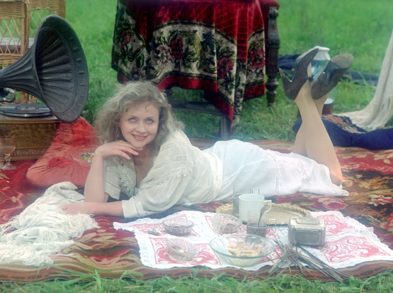 Zawsze wybierała bardziej skomplikowaną i krętą drogę. Sama mówi o sobie, że jest osobą wysokiego ryzyka. Lubi iść pod prąd. Kiedy miała zagrać w drugiej części serialu "Dom" i już wszystko było właściwie ustalone... zerwała kontakt.

"To były lata 80. Nie mogłam wystąpić w filmie komentującym współczesność, nie wiedząc do końca, kogo mam grać i jakie słowa przyjdzie mi mówić" - tłumaczyła aktorka dodając, że bardzo znani filmowcy z Jerzym Kawalerowiczem i Tadeuszem Łomnickim na czele uznali, iż powinna zapłacić za zerwanie zdjęć! "Powiedziałam im wtedy, że nie mam pieniędzy i mogę co najwyżej odsiedzieć to w więzieniu" - wspominała.

Do dziś nie boi się wyrażać swoich opinii, nawet jeśli ma wiele do stracenia. "Przecież niejednokrotnie jest tak, że zespół ma zastrzeżenia do reżysera. Są szepty, jest niezadowolenie, ale nikt się nie sprzeciwi, nie powie: NIE" - opowiada.