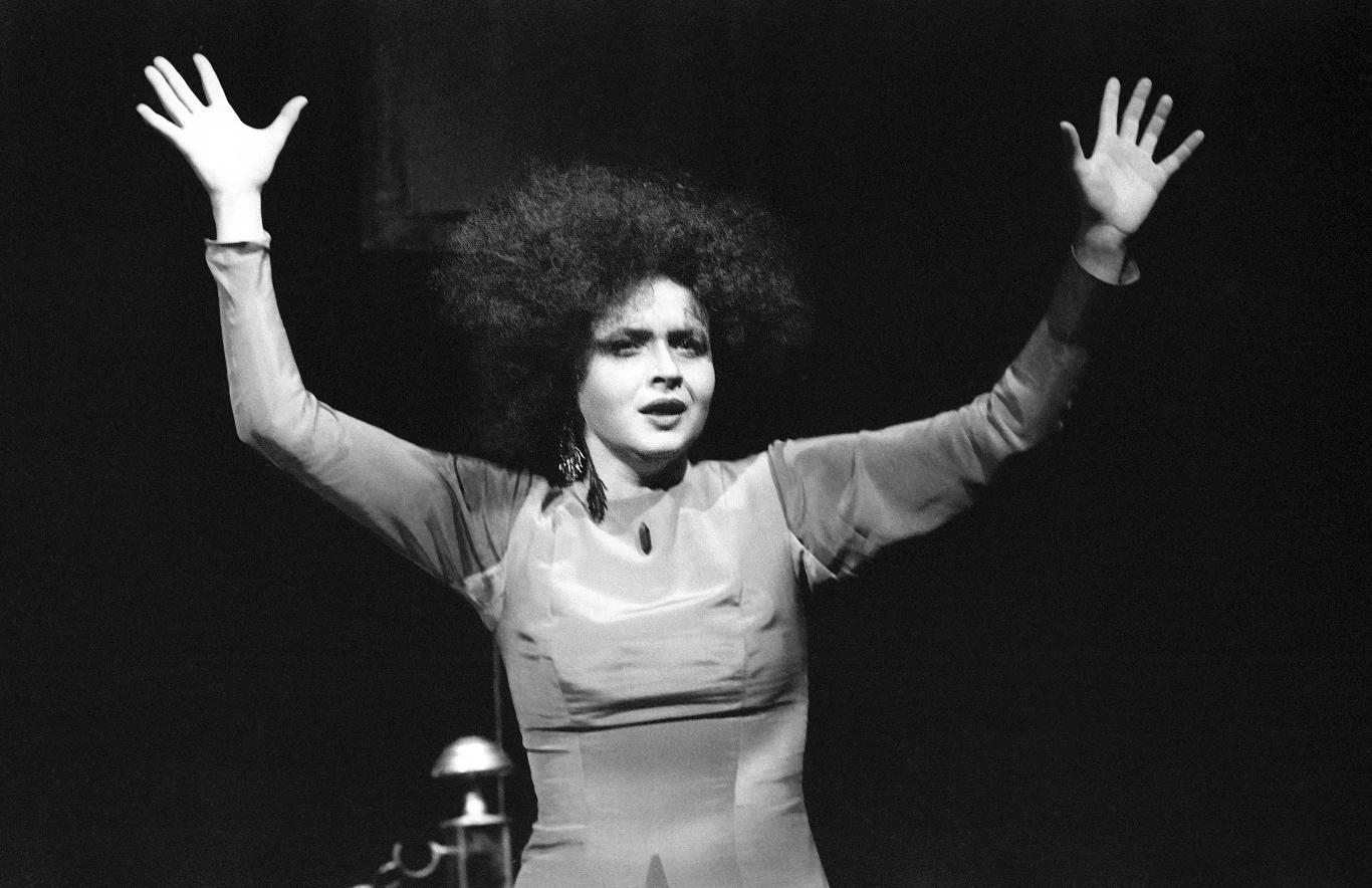 W lutym 2010 roku Joanna Szczepkowska podczas premiery spektaklu "Persona. Ciało Simone" Krytiana Lupy pokazała reżyserowi nagie pośladki, wypowiadając tekst "tu jeszcze dalej możesz iść". Lupa zdystansował się od zachowania aktorki, "wypaczającego wymowę ostatniej sceny spektaklu". Uznał występ Szczepkowskiej za "performerską inicjatywę aktorki".

"Krystian Lupa w swoim przedstawieniu artykułuje takie wyzwania: Artystą jest tylko ten, kto pokonuje wszelkie ograniczenia. Nie jest artystą ten, kto nie ma w sobie obszaru kompromitacji. Aktor powinien dialogować z postacią i reżyserem. Powinien odejść od teatralizacji i włączyć swoją prywatność. W czasie premiery nie zrobiłam niczego ponad to" - tłumaczyła swoje zachowanie aktorka.

"Chcąc spróbować dotknąć tego wyzwania zachowałam się według tych wskazówek: przekroczyłam ograniczenia, obnażając pośladki stworzyłam obszar 'własnej kompromitacji'. Nie przyszło mi do głowy, że artysta odżegna się od mojego zachowania i uzna je za błąd. W tekście roli mam napisane: 'twój lęk przed błędem jest jeszcze większym błędem'. Dlatego mimo strachu popełniłam ten 'błąd'. Wiem już teraz, że naruszyłam granice, które jednak istnieją" - dodała Szczepkowska.

Dwa dni później artystka została usunięta z obsady spektaklu.