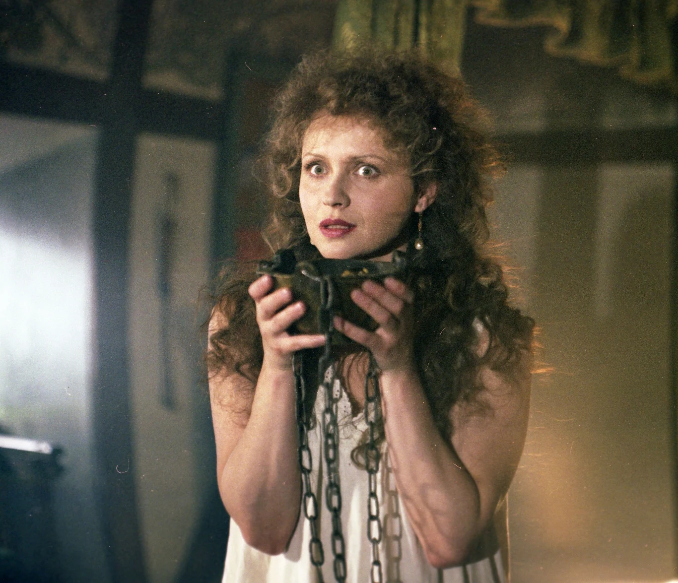 "Uważam za skandal, że nie zaproszono mnie na zjazd. Uniemożliwiono mi konfrontację ze sprawozdaniem z działalności związku, które chce ogłosić zarząd. Nie zaproszono mnie jako prezesa związku, który działał w roku organizacji zjazdu na sam zjazd. Zablokowano mi możliwość jakichkolwiek wypowiedzi. To precedens w historii działań związku" - w czerwcu 2011 roku Joanna Szczepkowska zrezygnowała z członkostwa w strukturach Związku Artystów Scen Polskich (ZASP).

Aktorka zwróciła również uwagę na inną kwestię. "Bardzo drastyczna i dyskusyjna jest kwestia przyznania sobie diet przez zarząd. Zrezygnowałam z członkostwa w związku także ze względu na tę sprawę. Zamknięcie mi ust w tak szokujący sposób sprawia, że nie chcę mieć już do czynienia ze związkiem i jest to moje ostatnie słowo" - dodała Szczepkowska.

W kwietniu 2010 roku artystka została wybrana na prezesa ZASP. Po pół roku zrezygnowała z tego stanowiska argumentując, że nie podejmuje się firmować dłużej swoim nazwiskiem "istniejącego stanu rzeczy" w ZASP. "Istotą dzisiejszego ZASP jest tajemnicza działalność zarządu. Ci ludzie robią, co chcą, nie licząc się z opinią członków ZASP z sekcji krajowych. Nie dotyczy to wszystkich, ale zbyt wielki jest finansowy majątek ZASP, żeby w tej sytuacji spać spokojnie, biorąc za niego osobistą odpowiedzialność" - mówiła wtedy Szczepkowska.