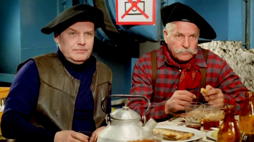 Jan Machulski i Leonard Pietraszak zagrali w komedii "Kingsajz" Kwintka i Kramerkę - było to oczywiste nawiązanie do filmu "Vabank" (screen z Youtube) Jan Machulski i Leonard Pietraszak zagrali w komedii "Kingsajz" Kwintka i Kramerkę - było to oczywiste nawiązanie do filmu "Vabank" (screen z Youtube)