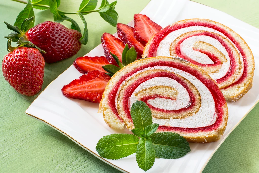 Rolada truskawkowa to pyszny letni deser. Wygląda efektownie!