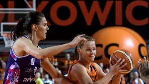 Koszykarka CCC Polkowice Weronika Gajda (P) i Dragana Stankovic (L) z Artego Bydgoszcz