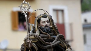 Święty Dominik z Foligno, którego relikwie znajdują się w Cocullo, czczony jest od stuleci między innymi jako ten, który chroni przed ukąszeniami gadów