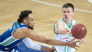 Zawodnik Anwilu Włocławek Ivan Almeida (z lewej) i Robert Skibniewski z PGE Turowa Zgorzelec