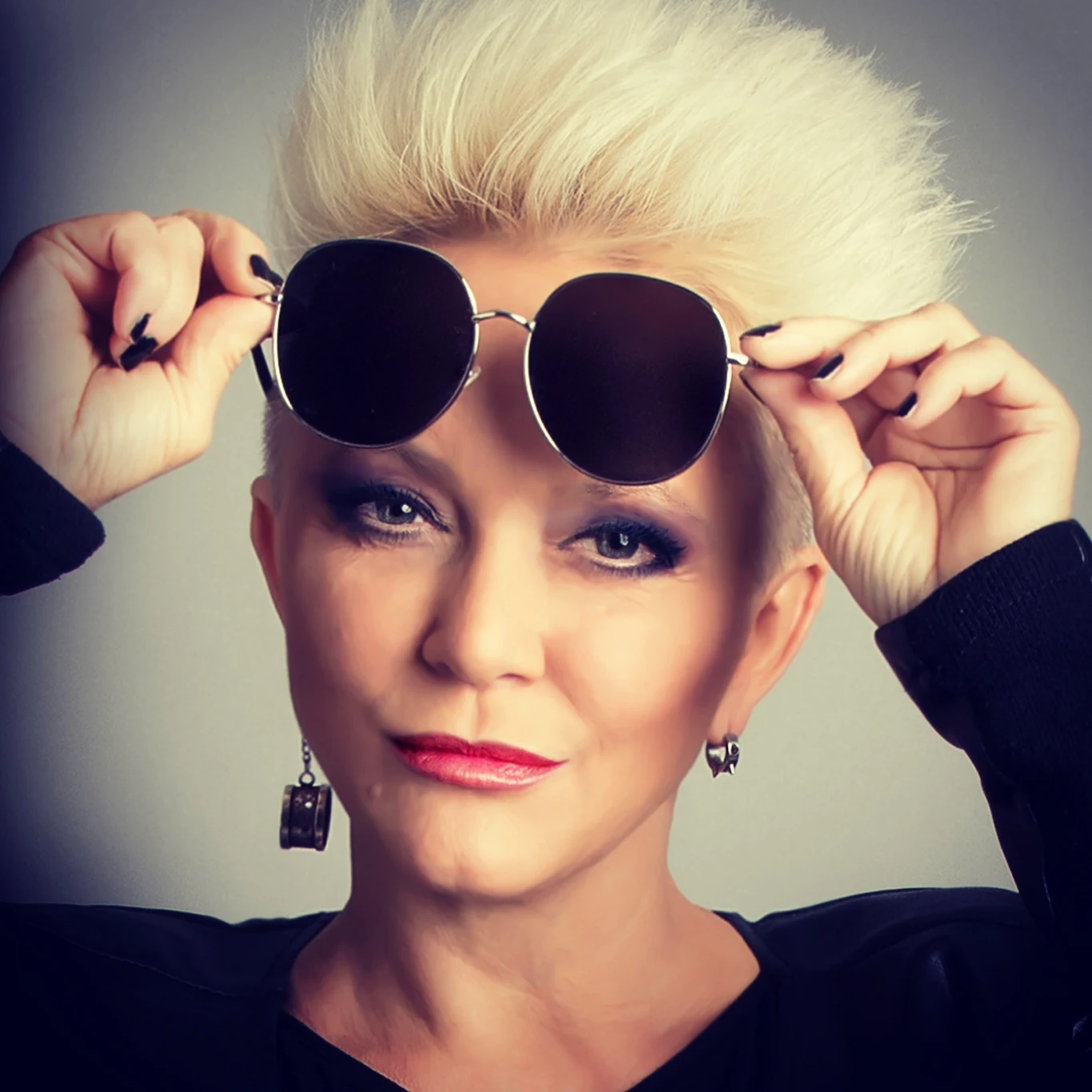 Małgorzata Ostrowska na własny rachunek dorobiła się takich przebojów, jak "Lawa", "Słowa, jak węże do ucha", "Tak jak pierwszy raz", "Po niebieskim niebie", "Szpilki (Taką mnie chcesz)".