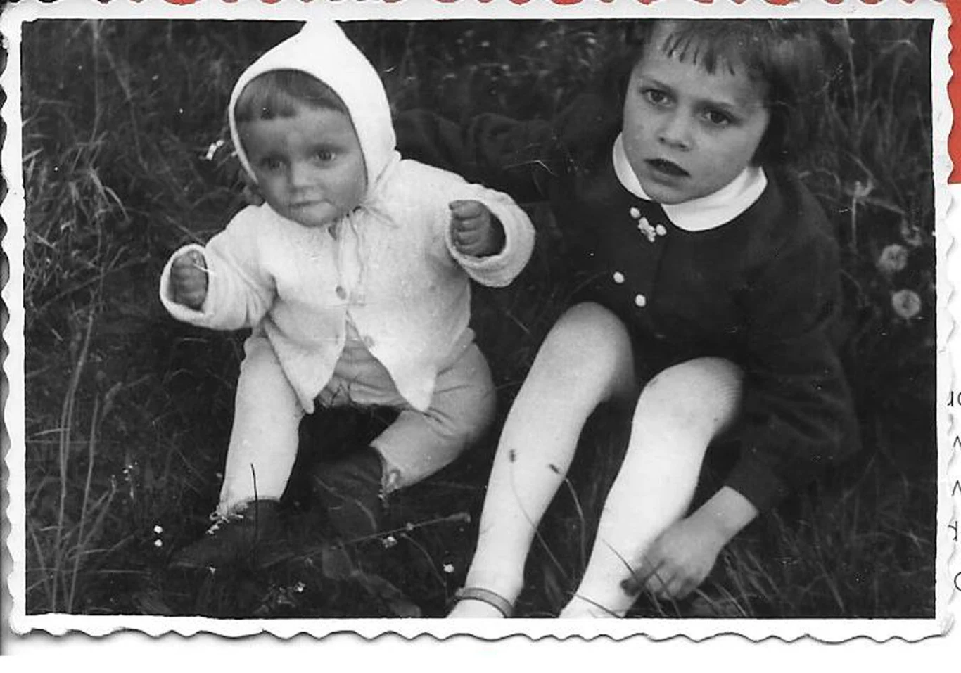 Małgorzata Ostrowska (z lewej) ze starszą siostrą Basią. Mała Małgosia zaczęła śpiewać w wieku 11 lat, a pierwszym powaznym zespołem była grupa wokalna Vist z m.in. Wandą Kwietniewską i Grzegorzem Stróżniakiem, późniejszym liderem Lombardu.