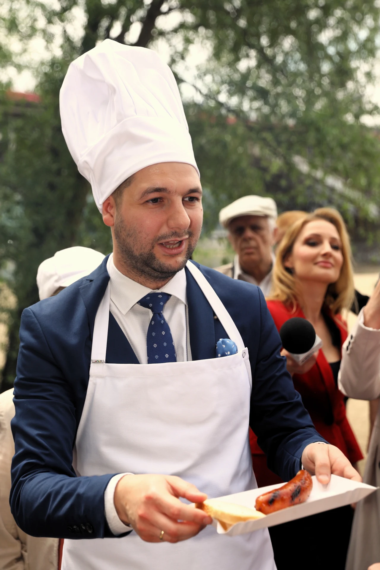 Patryk Jaki grillował z warszawiakami przy moście Poniatowskiego