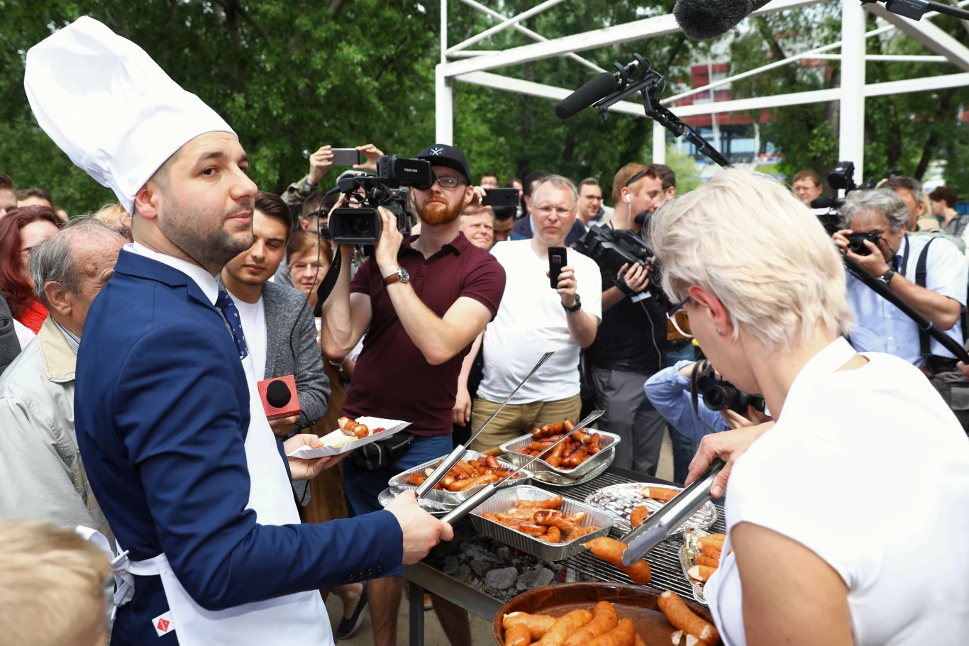 Patryk Jaki grillował z warszawiakami przy moście Poniatowskiego