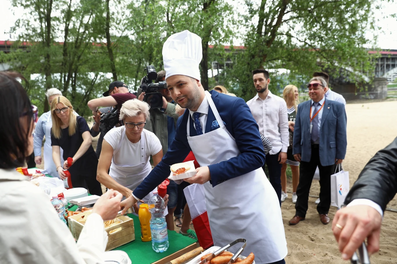 Patryk Jaki grillował z warszawiakami przy moście Poniatowskiego