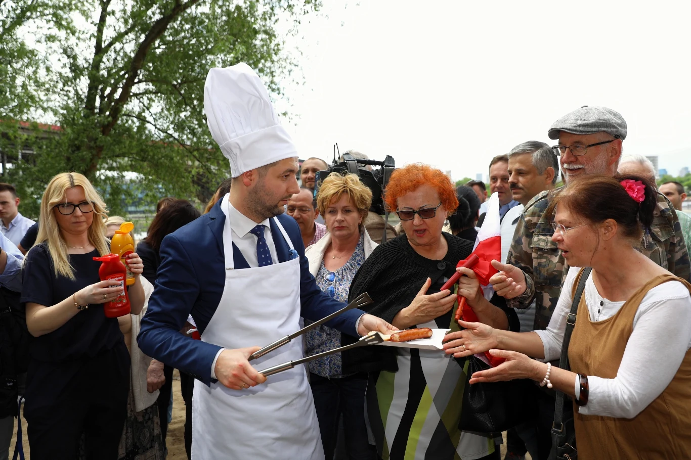 Patryk Jaki grillował z warszawiakami przy moście Poniatowskiego