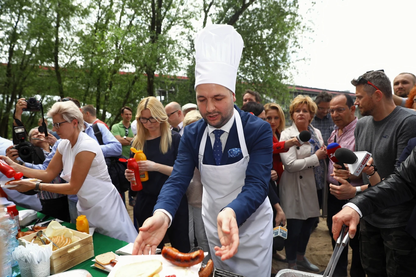Patryk Jaki grillował z warszawiakami przy moście Poniatowskiego