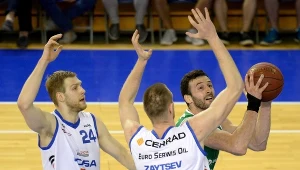 Zawodnicy Rosy Radom Michał Sokołowski (L) i Igor Zajcew (C) oraz Boris Savović (P) ze Stelmetu