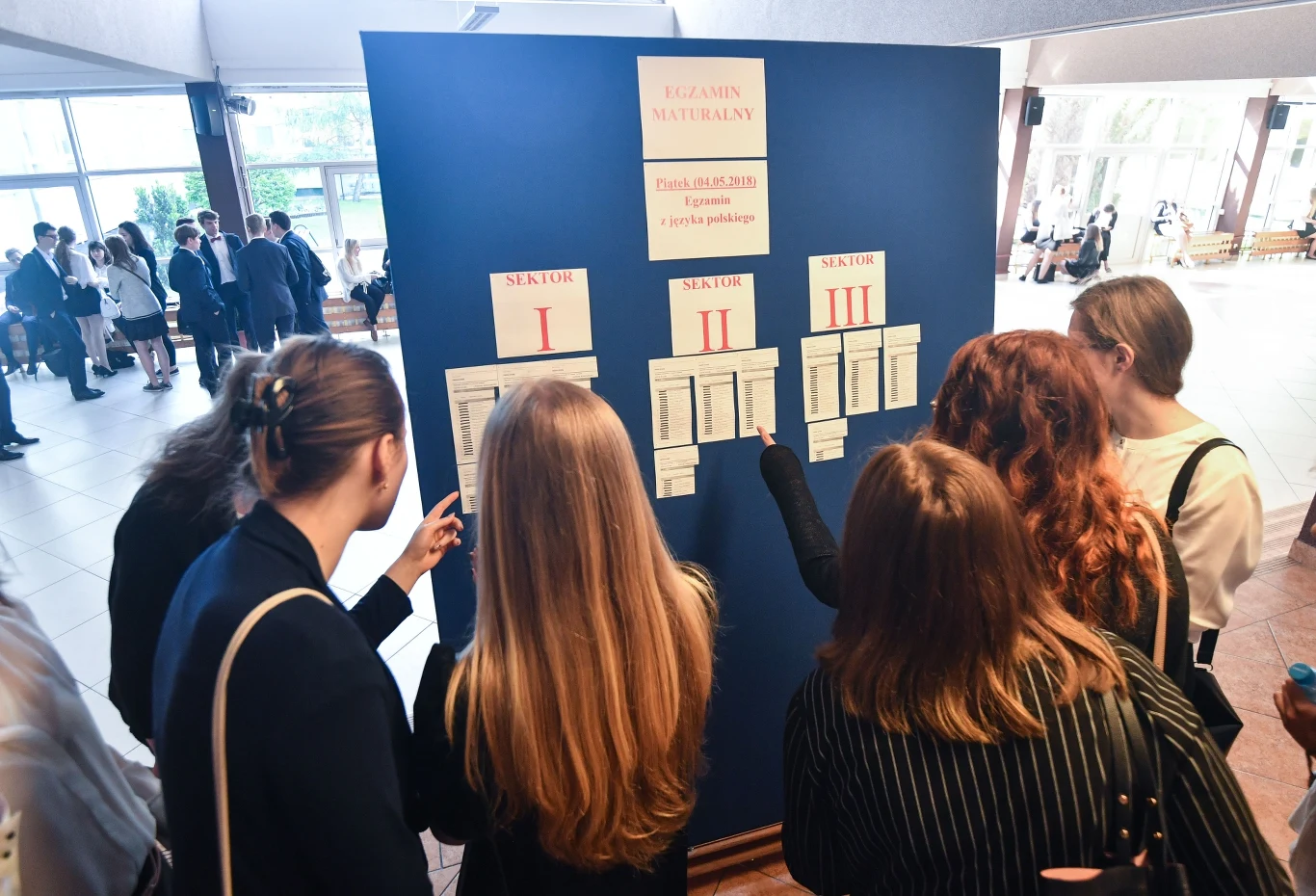 Uczniowie XLI Liceum Ogólnokształcącym im. Joachima Lelewela w Warszawie przed rozpoczęciem egzaminu maturalnego z języka polskiego Uczniowie XLI Liceum Ogólnokształcącym im. Joachima Lelewela w Warszawie przed rozpoczęciem egzaminu maturalnego z języka polskiego