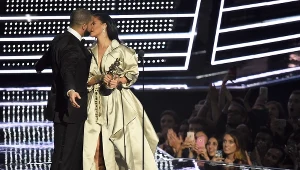 Drake próbujący pocałować Rihannę
