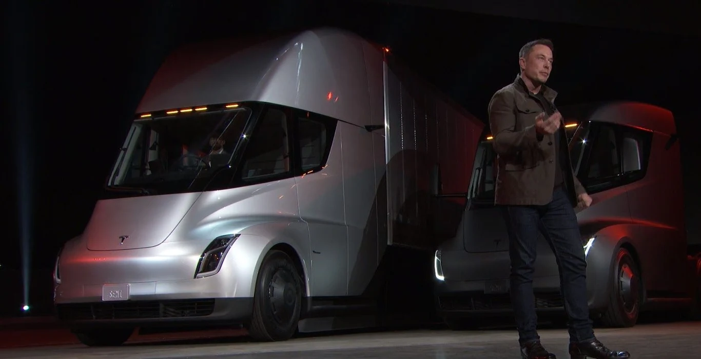 Elon Musk prezentuje Teslę Semi Elon Musk prezentuje Teslę Semi