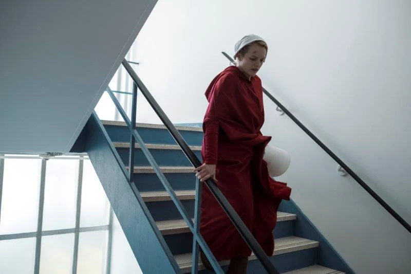 Elisabeth Moss w 2. sezonie "Opowieść podręcznej" Elisabeth Moss w 2. sezonie "Opowieść podręcznej"