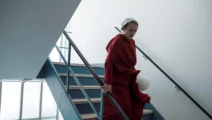Elisabeth Moss w 2. sezonie "Opowieść podręcznej"