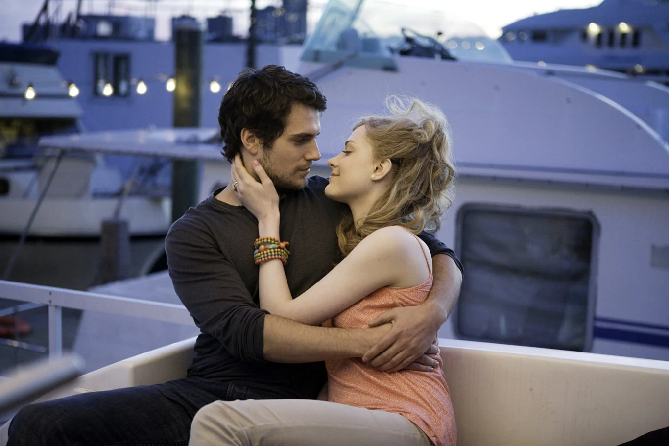 Przygodę z kinowym ekranem rozpoczynał od roli w ekranizacji powieści Aleksandra Dumasa "Hrabia Monte Christo" (2002); następnie oglądaliśmy go jeszcze w horrorze "Hellraiser: Hellworld.com" (2005), romansie "Tristan i Izolda" (2006) oraz w komedii Woody'ego Allena "Co nas kręci, co nas podnieca" (2009).

Nie wiadomo, jak potoczyłaby się jego kariera, gdyby w 2006 roku producenci Bonda obsadzili go w roli agenta 007 w filmie "Casino Royale". Reżyser Martin Campbell chciał mieć w filmie Cavilla, producenci obrazu zdecydowali jednak, że rola przypadnie w udziale Danielowi Craigowi.

Stephenie Meyer, autorka książkowej serii "Zmierzch", uważała zaś Cavilla za idealnego odtwórce roli Edwarda Cullena. Niestety, kiedy wreszcie doszło do ekranizacji, Cavill był już za stary do roli romantycznego wampira i rola ta ostatecznie powędrowała do Roberta Pattinsona.