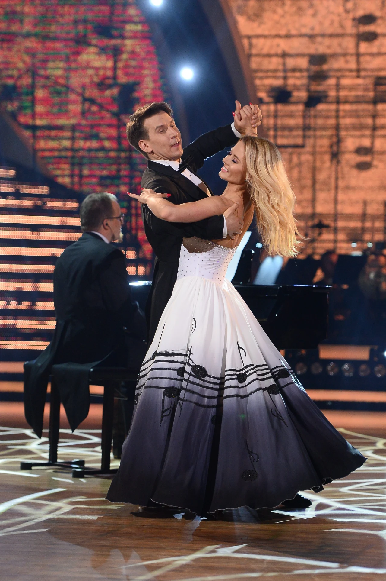 Slow fokstrota do piosenki Wodeckiego „Zacznij od Bacha” zatańczyli Katarzyna Dziurska i Tomasz Barański. „Naturalny wygląd” uczestniczki pochwaliła Ola Jordan. „Wiesz, co robisz” – dodała jurorka, zwracając też uwagę na „piękną ramę”. Michał Malitowski zauważył techniczne błędy – według jurora brak płynności para nadrabiała jednak swingowaniem. Niezmiennie wzruszona pozostawała Iwona Pavlović. Czarna Mamba wytknęła co prawda duetowi „utratę kontaktu”, pochwaliła jednak klasycznie elegancki charakter występu. „Zbyszek byłby dumny” – powiedziała. Para otrzymała 35 punktów.