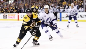 Brian Gionta #12 z Boston Bruins kontra Chris Kunitz #14 z Tampa Bay.