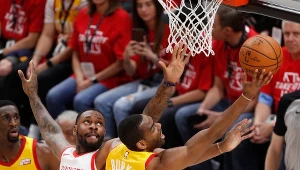 Obrońca Utah Jazz Alec Burks (P) rzuca hakiem obok Tarika Blacka (L) z Houston Rockets.