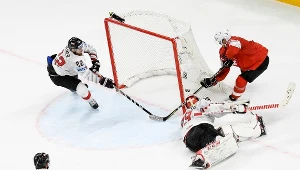 Enzo Corvi (czerwony strój) zdobył zwycięskiego gola dla Szwajcarii