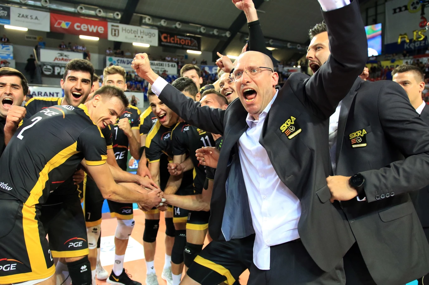Trener PGE Skry Bełchatów Roberto Piazza cieszy się z zawodnikami z tytułu mistrza Polski