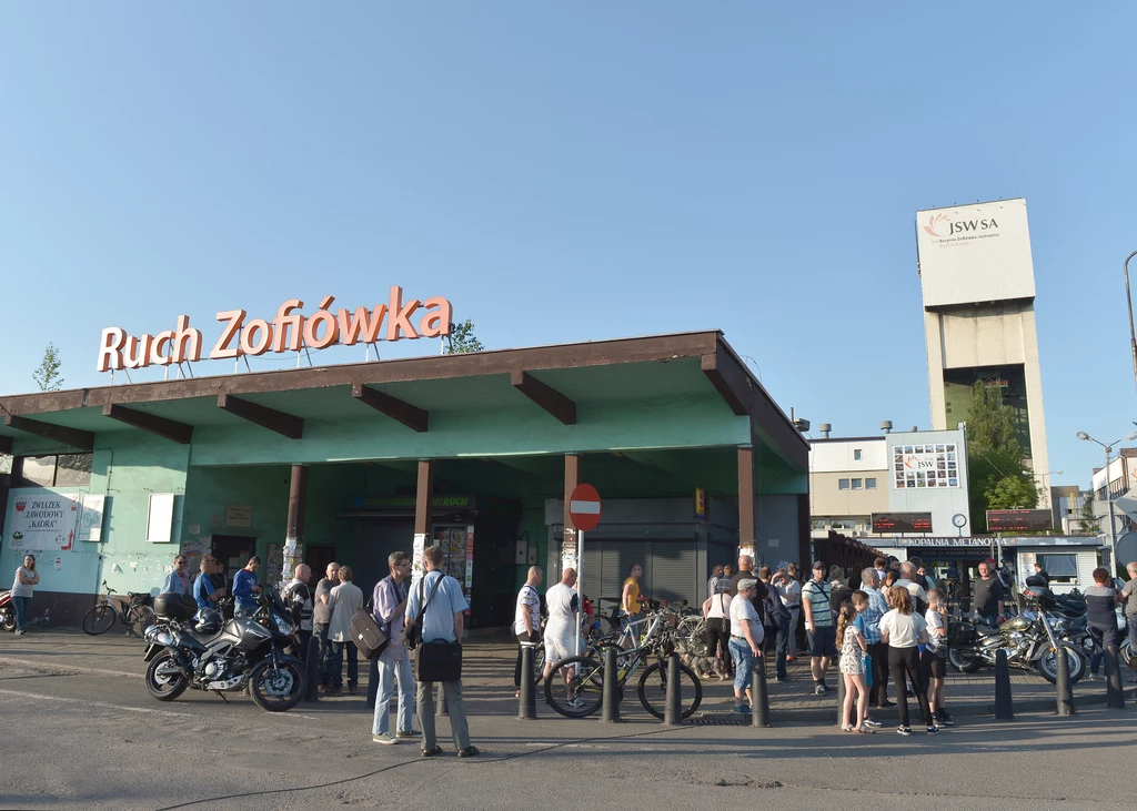 Bliscy górników i mieszkańcy Jastrzębia przed kopalnią Zofiówka Bliscy górników i mieszkańcy Jastrzębia przed kopalnią Zofiówka