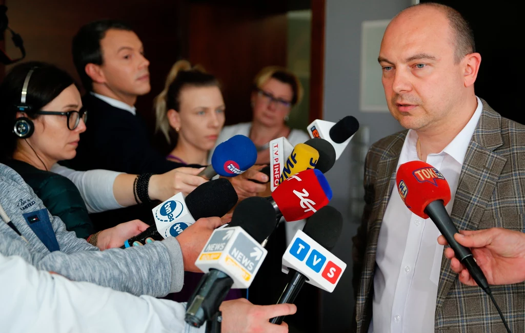 Prezes JSW Daniel Ozon przekazuje informację o śmierci jednego z odnalezionych górników Prezes JSW Daniel Ozon przekazuje informację o śmierci jednego z odnalezionych górników