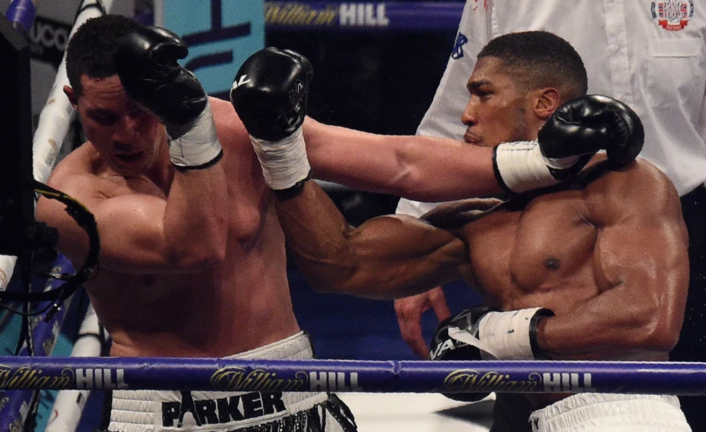 Anthony Joshua (z prawej) w marcu pokonał Josepha Parkera Anthony Joshua (z prawej) w marcu pokonał Josepha Parkera