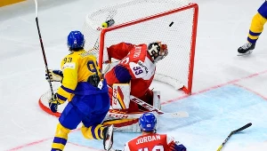 Szwed Mika Zibanejad (z lewej) strzela gola na 3-1 w meczu z Czechami