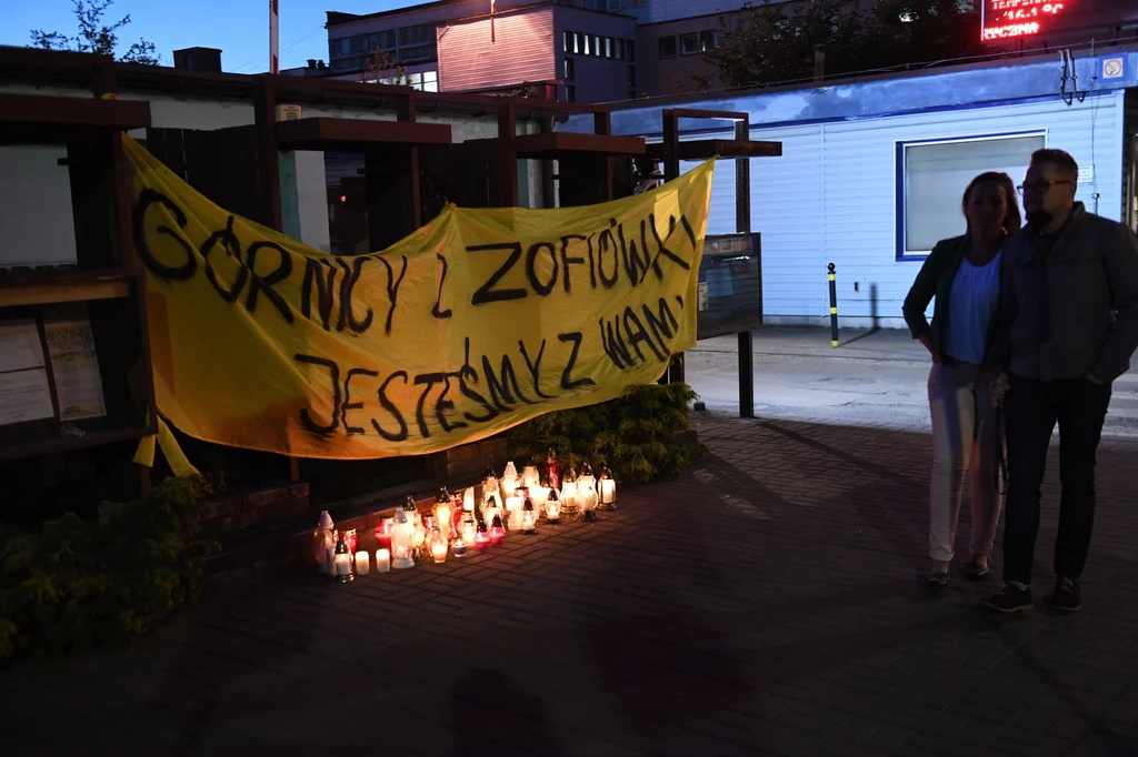 Znajomi i rodziny górników przynoszą znicze pod kopalnię Borynia-Zofiówka-Jastrzębie Znajomi i rodziny górników przynoszą znicze pod kopalnię Borynia-Zofiówka-Jastrzębie