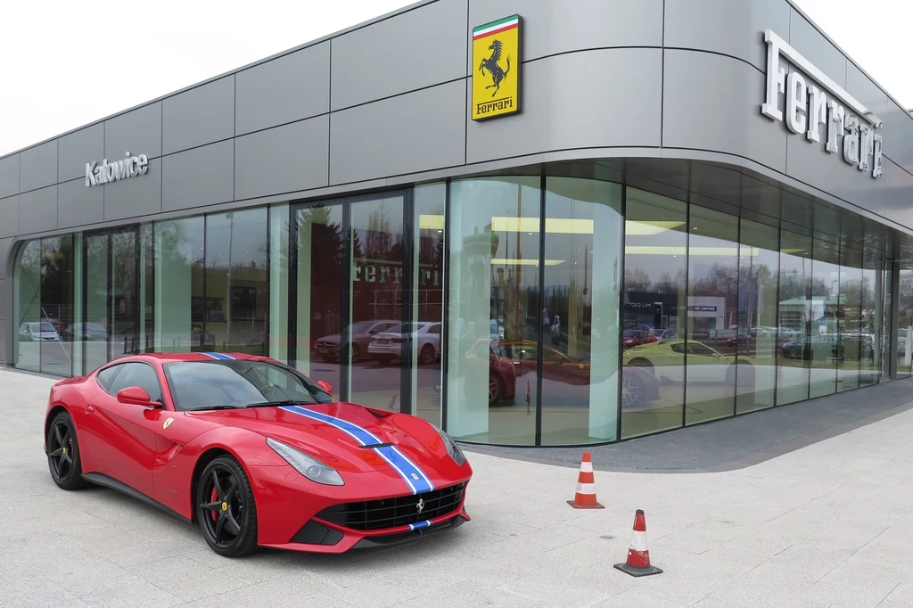 Polacy coraz chętniej kupują nowe samochody Ferrari