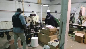 Służby w nielegalnej fabryce papierosów
