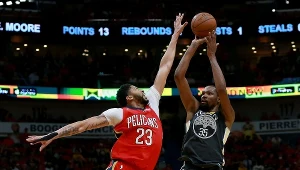 Kevin Durant (z piłką)