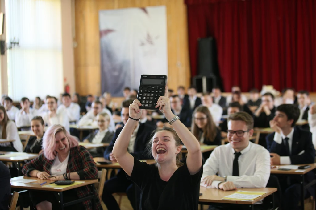 Uczniowie I Liceum Ogólnokształcącego w Gorzowie Wielkopolskim przed rozpoczęciem egzaminu maturalnego z matematyki Uczniowie I Liceum Ogólnokształcącego w Gorzowie Wielkopolskim przed rozpoczęciem egzaminu maturalnego z matematyki