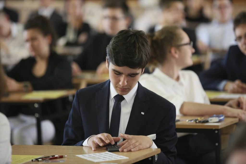 Uczniowie I Liceum Ogólnokształcącego w Gorzowie Wielkopolskim przed rozpoczęciem egzaminu maturalnego z matematyki Uczniowie I Liceum Ogólnokształcącego w Gorzowie Wielkopolskim przed rozpoczęciem egzaminu maturalnego z matematyki