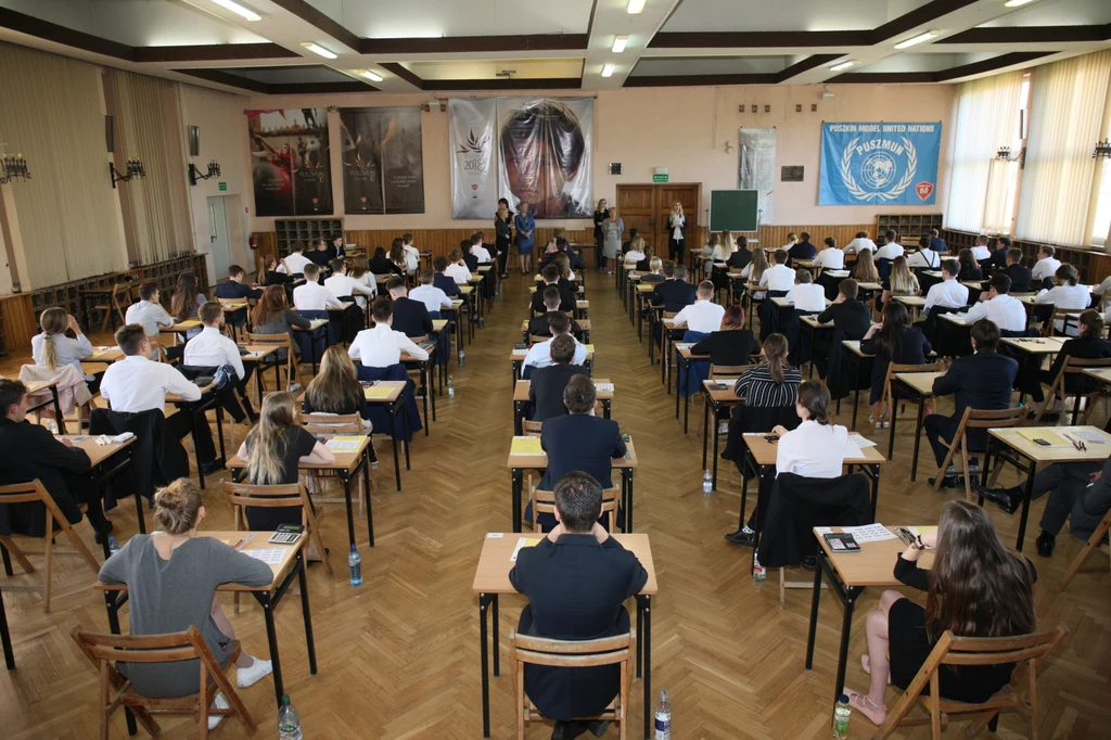 Uczniowie I Liceum Ogólnokształcącego w Gorzowie Wielkopolskim przed rozpoczęciem egzaminu maturalnego z matematyki Uczniowie I Liceum Ogólnokształcącego w Gorzowie Wielkopolskim przed rozpoczęciem egzaminu maturalnego z matematyki