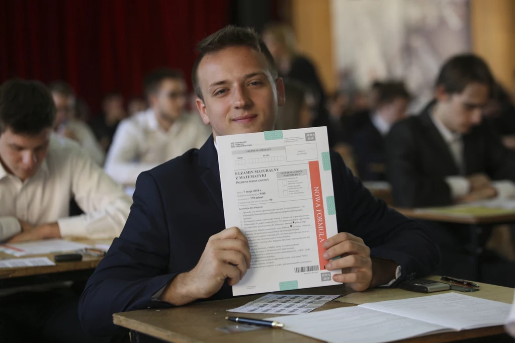 Uczniowie I Liceum Ogólnokształcącego w Gorzowie Wielkopolskim przed rozpoczęciem egzaminu maturalnego z matematyki Uczniowie I Liceum Ogólnokształcącego w Gorzowie Wielkopolskim przed rozpoczęciem egzaminu maturalnego z matematyki