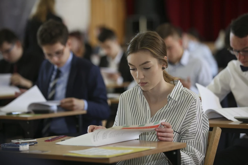 Uczniowie I Liceum Ogólnokształcącego w Gorzowie Wielkopolskim przed rozpoczęciem egzaminu maturalnego z matematyki Uczniowie I Liceum Ogólnokształcącego w Gorzowie Wielkopolskim przed rozpoczęciem egzaminu maturalnego z matematyki