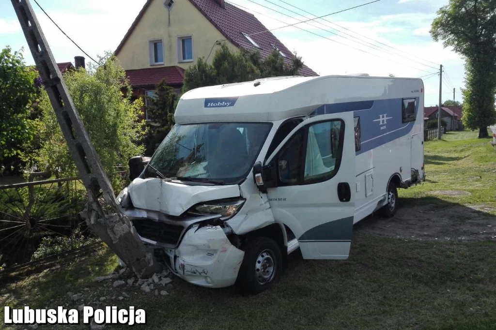 Ucieczka zakończyła się uderzeniem w słup