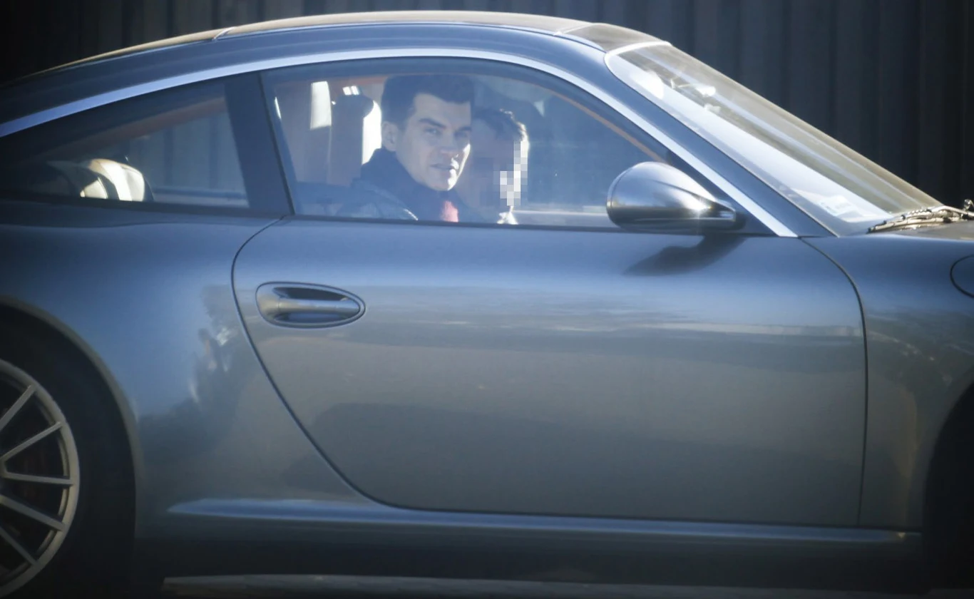 Tomasz Kammel w swoim samochodzie Tomasz Kammel w swoim samochodzie