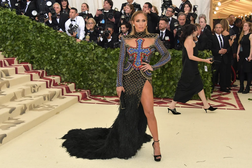 Przybyli na MET Galę goście podziwiają ekspozycję w The Metropolitan Museum of Art jako pierwsi. Na zdjęciu Jennifer Lopez. Przybyli na MET Galę goście podziwiają ekspozycję w The Metropolitan Museum of Art jako pierwsi. Na zdjęciu Jennifer Lopez.