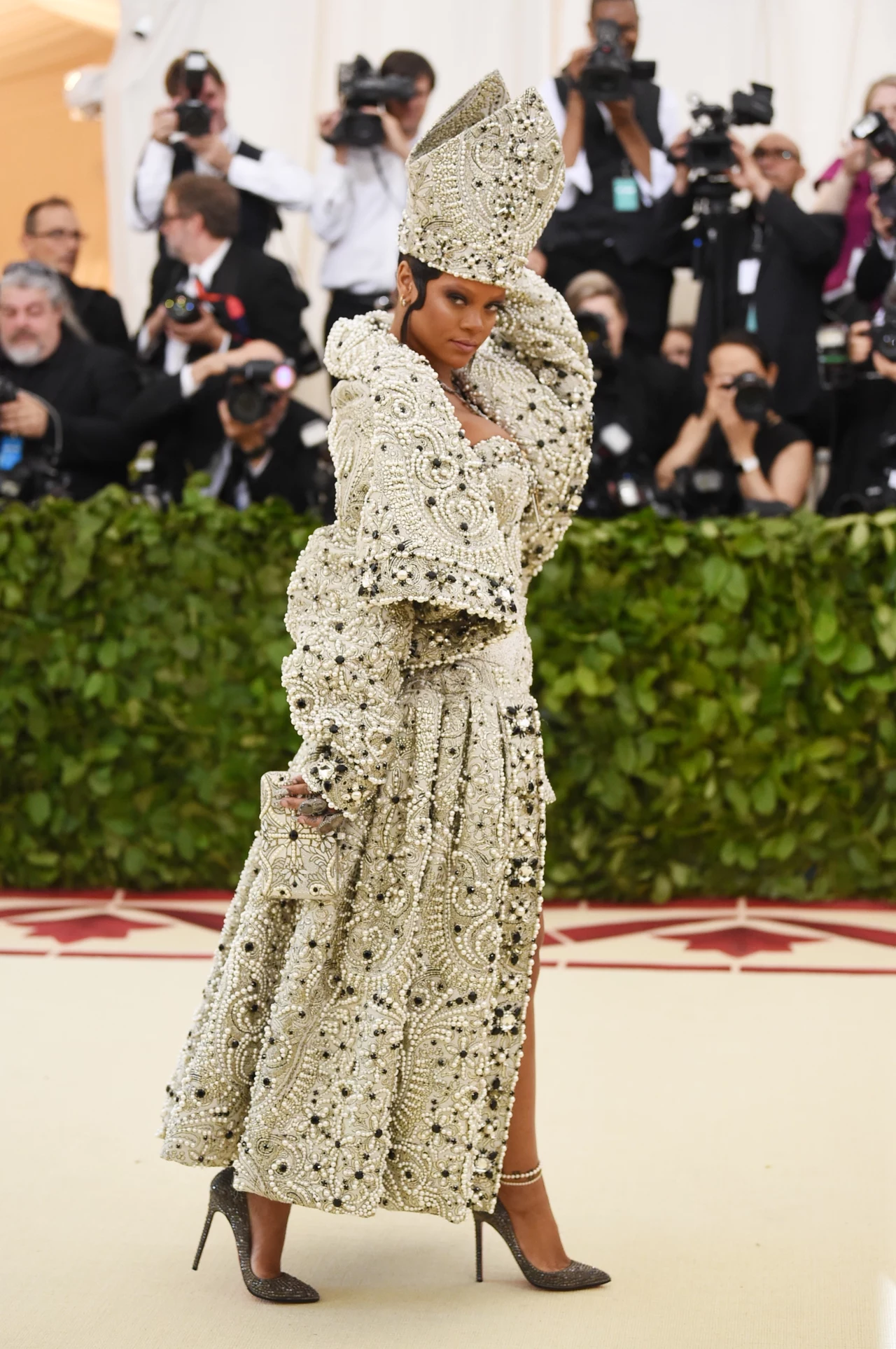 Temat tegorocznej wystawy to religia - „Heavenly Bodies: Fashion and the Catholic Imagination". Na zdjęciu Rihanna Temat tegorocznej wystawy to religia - „Heavenly Bodies: Fashion and the Catholic Imagination". Na zdjęciu Rihanna